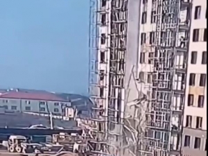 Rusya’da 2 İnşaat İşçisi İskele Çökünce 9’uncu Kattan Yere Çakıldı