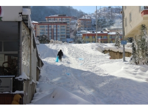 Faciadan Dönülen Yokuşta Çocuklar Kaymaya Devam Ediyor