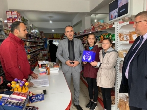 Öğrenciler Bakkalın Veresiye Defterini Satın Aldı