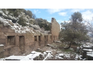 2 Bin 800 Yıllık Aigai Antik Kenti Beyaza Büründü