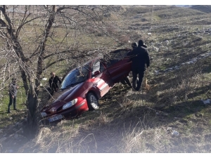 Otomobil Şarampole Yuvarlandı: 1 Yaralı