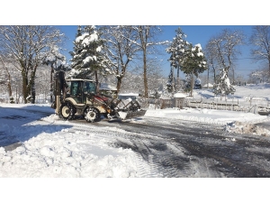 Başkan Şahin Okulların Bahçelerini Kardan Temizletiyor