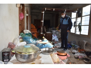 Tarsus’ta "Çöp Evden" 1 Kamyon Çöp Çıktı