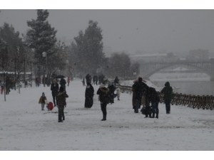 Cizre’de 6 Yıl Aradan Sonra Kar Yağdı