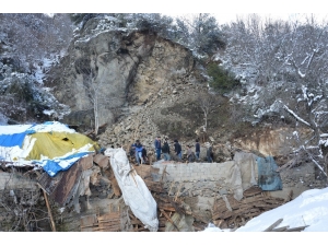 Dağdan Kopan Kayalar Ahırın Üzerine Düştü, Çok Sayıda Hayvan Telef Oldu