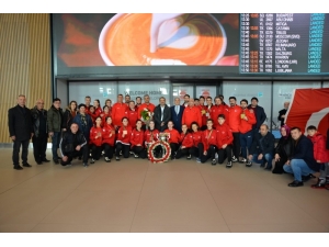 Hendekli Avrupa Şampiyonu Ateş’e Havalimanında Coşkulu Karşılama