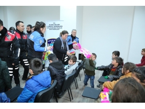 Elazığ Polisi, Depremzede Çocukları Emniyette Ağırladı