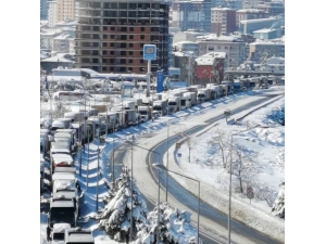 Karadeniz Sahil Yolu Tırların Geçişine Açıldı