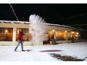 Sıfırın Altında 21 Derecede Havaya Atılan Su Yere Buz Taneciği Olarak Düştü