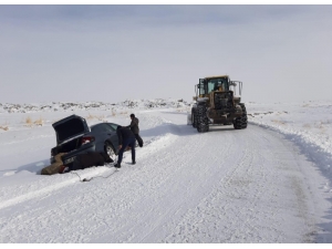 Karda Mahsur Kalanların İmdadına Belediye Ekipleri Yetişti