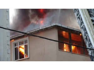 Sancaktepe’de Binanın Çatı Katı Alevlere Teslim Oldu