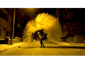 Havaya Atılan Kaynar Su Yere Kristal Olarak Düştü