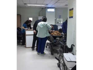 Her Şey Evine Ekmek Götürmek İçin...acilde Bile Simit Tezgahını Elinden Bırakmadı