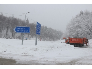Bolu Dağı’nda Kar Yağışı Sürücülere Zor Anlar Yaşatıyor