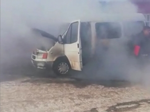 Kars’ta Donan Minibüs, Altında Ateş Yakılırken Alev Aldı