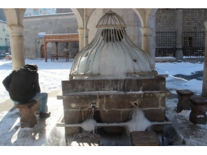 Erzurum’da Buz Tutan Şadırvanlar Adeta Şelaleye Döndü
