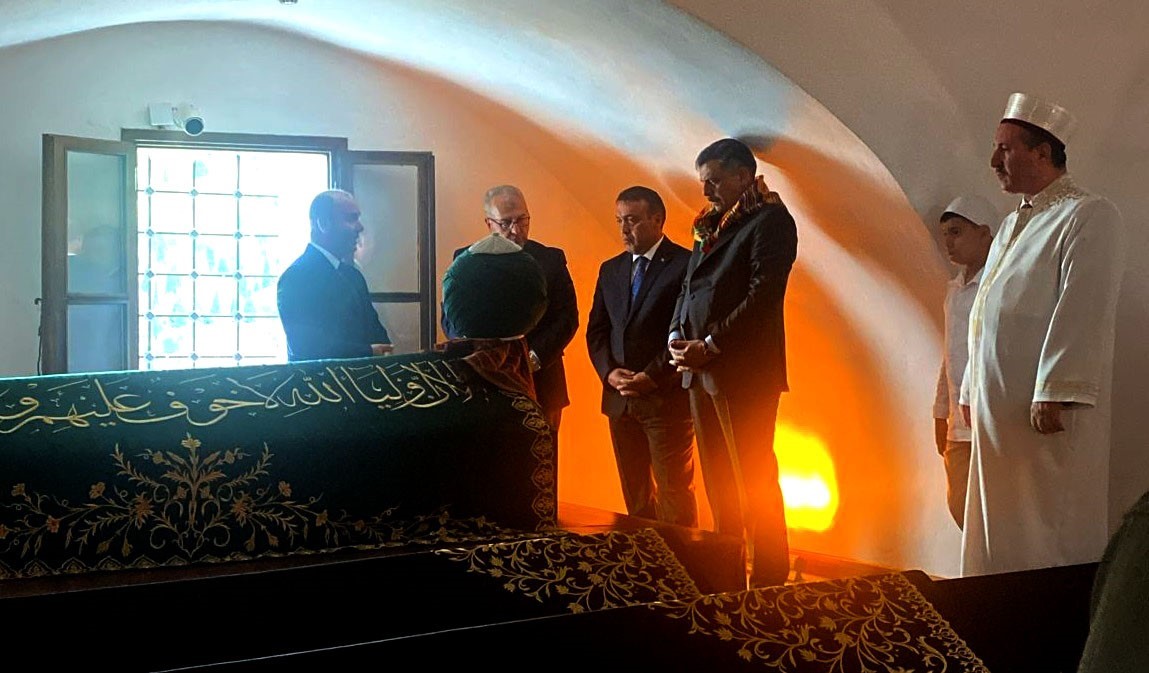 bakan-ciftci-seyh-edebali-turbesi-ni-ziyaret-etti