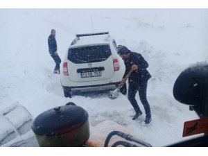 Köy Yolunda Mahsur Kalan Araçlar Kurtarıldı