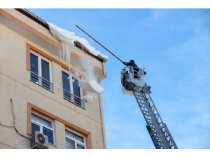 Nevşehir’de Tehlike Oluşturan Buz Sarkıtları İtfaiye Ekiplerince Temizleniyor