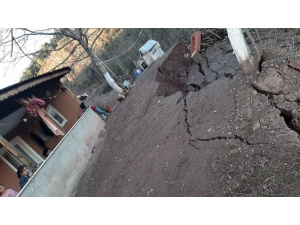 Adapazarı’nda Toprak Kayması Nedeniyle Bir Ev Boşaltıldı