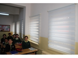 Karabekir Ortaokulu’nun Perdeleri Yenilendi