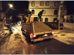 Mersin’de Kar Temizleme Ve Tuzlama Çalışması Sürüyor