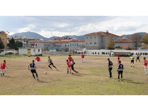 Martılar Yüksekten Uçuyor