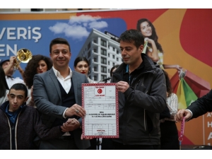 Erzurum Mng, Ev Hediye Etti