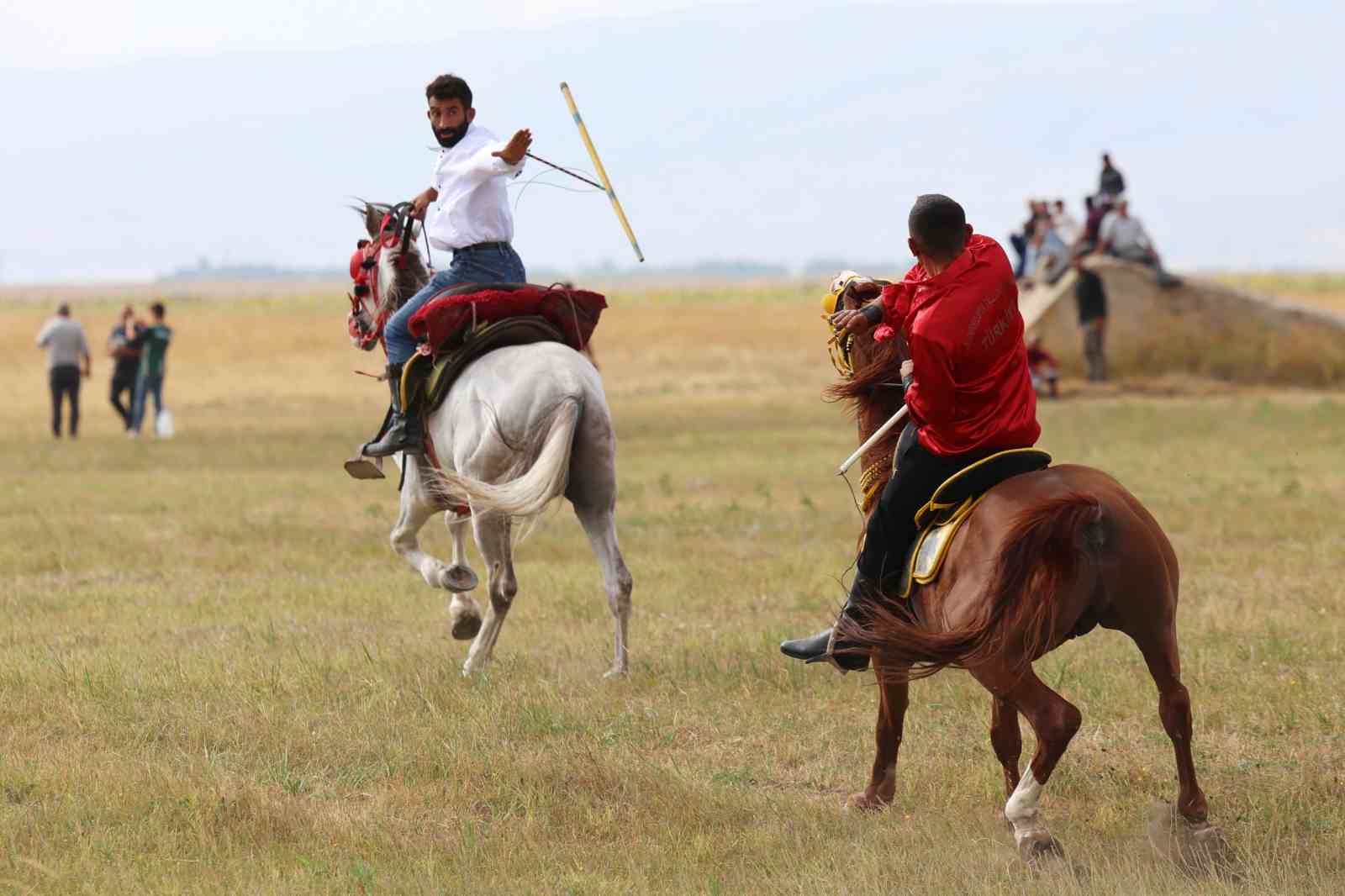 agri-da-4-yil-sonra-yeniden-duzenlenen-at-yarislariyla-gelenekler-yeniden-yasatildi