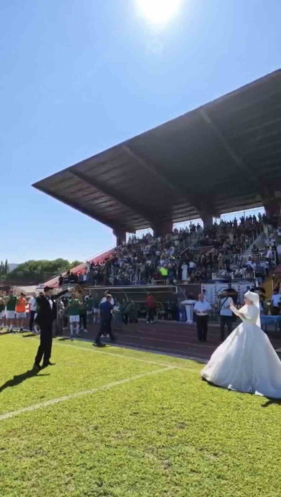 final-macini-gelinlik-ve-damatlikla-izlediler