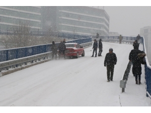 Sürücüler Buzlu Yollarda Hakimiyet Sağlamakta Zorlandı