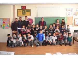 Öğrencilere Atkı Ve Bere Dağıtıldı