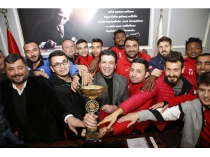 Şampiyonluk Kupasını Başkan Genç’e Hediye Ettiler