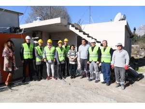 Konyaaltı Belediyesinden Evleri Kötü Durumda Olan Aileye Yardım Eli