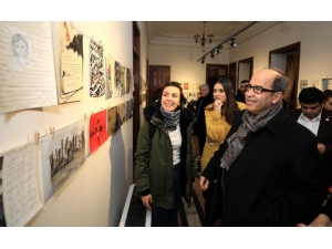 Gaün Sanatta Da Adından Söz Ettiriyor