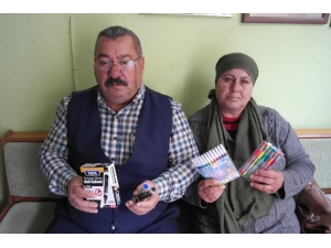 Ameliyat Olabilmek İçin Kırtasiye Ürünleri Satıyor