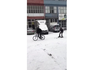 Karla Kaplanan Yolda Kayak Takımları İle Kayak Yaptı