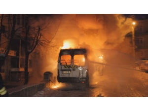 Park Halindeki Minibüs Alev Alev Yandı