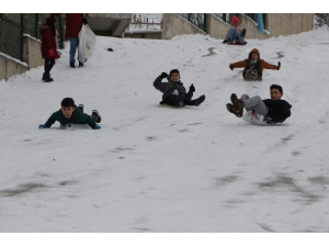 Kar Çocukların Yüzünü Güldürdü