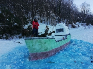 Kardan Gemi Yapıp Güvertesinde Fotoğraf Çektirdiler