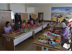 Deprem Bölgesindeki Çocuklara Oyuncak Yapıp, Gönderdiler