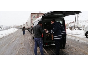 Cizre Belediyesinden Yolda Kalanlara Çorba İkramı