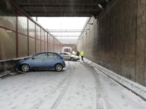 Kayganlaşan Yolda Zincirleme Kaza: 2 Yaralı