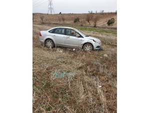 Otomobil Tarlaya Yuvarlandı: 3 Yaralı