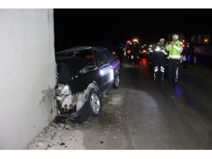 Otomobil Üst Geçidin Ayağına Çarptı: 2 Yaralı