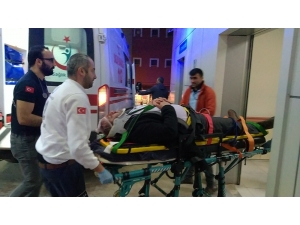 Hafif Ticari Araçla Otomobil Çarpıştı: 3 Yaralı