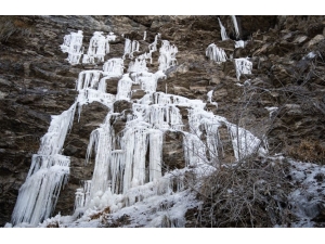 Kırım’daki Uçan Su Şelalesi İlk Kez Dondu