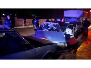 Kontrolden Çıkan Otomobil Park Halindeki Otomobile Çarptı: 4 Yaralı