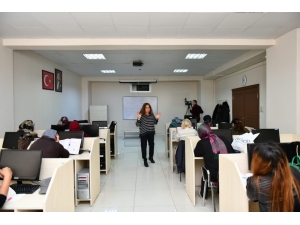Esenyurt Belediyesi’nden Ücretsiz Okuma Yazma Kursu