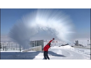 Göle’de Eksi 28 Derecede Püskürtülen Sıcak Su Havada Dondu